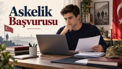 Askerlik başvurusu için evraklarını ve bilgisayarını hazırlayan genç
